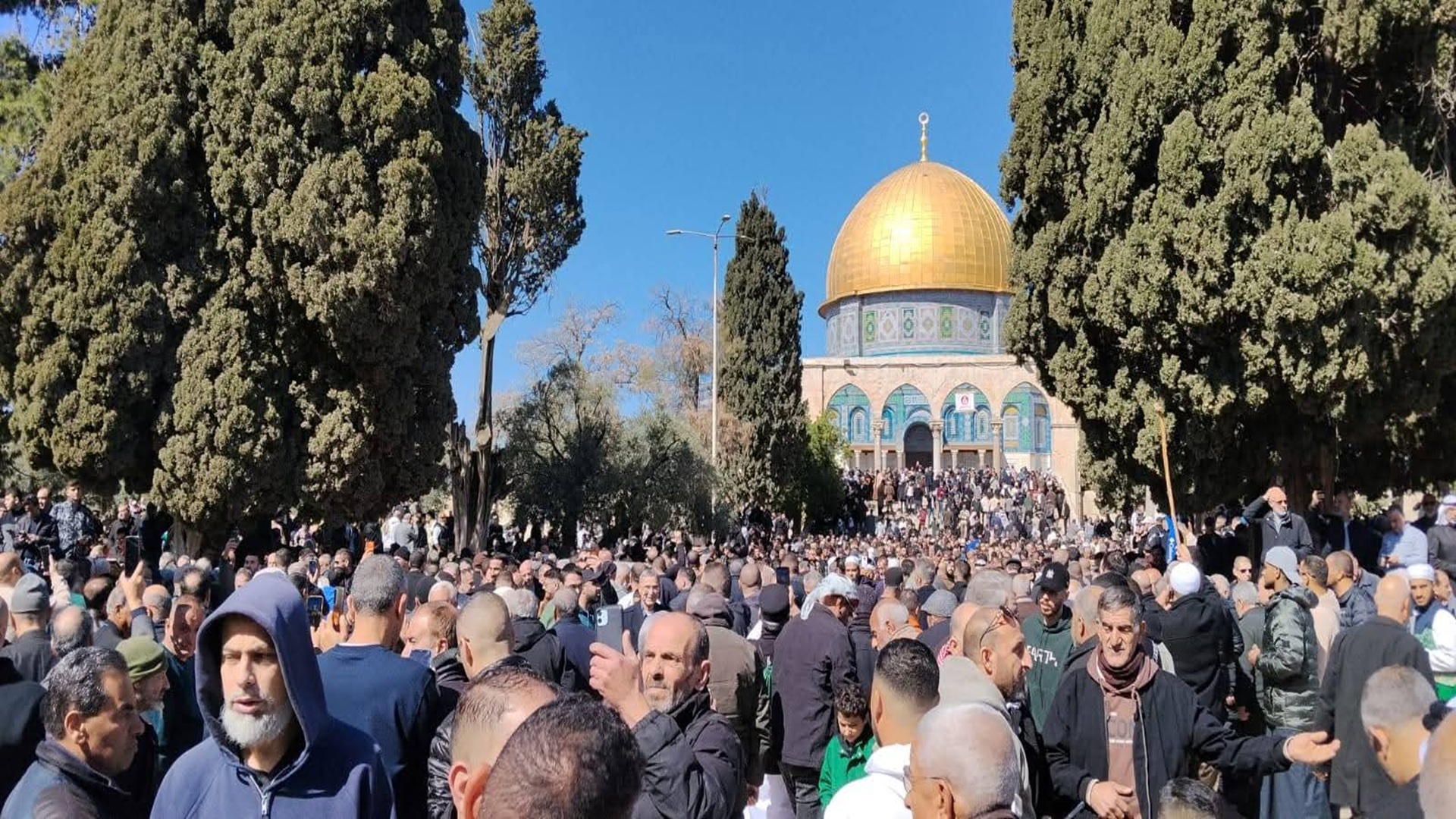 80 ألف مصلٍ يؤدون أول جمعة من رمضان في المسجد الأقصى المُبارك رغم القيود الإسرائيلية