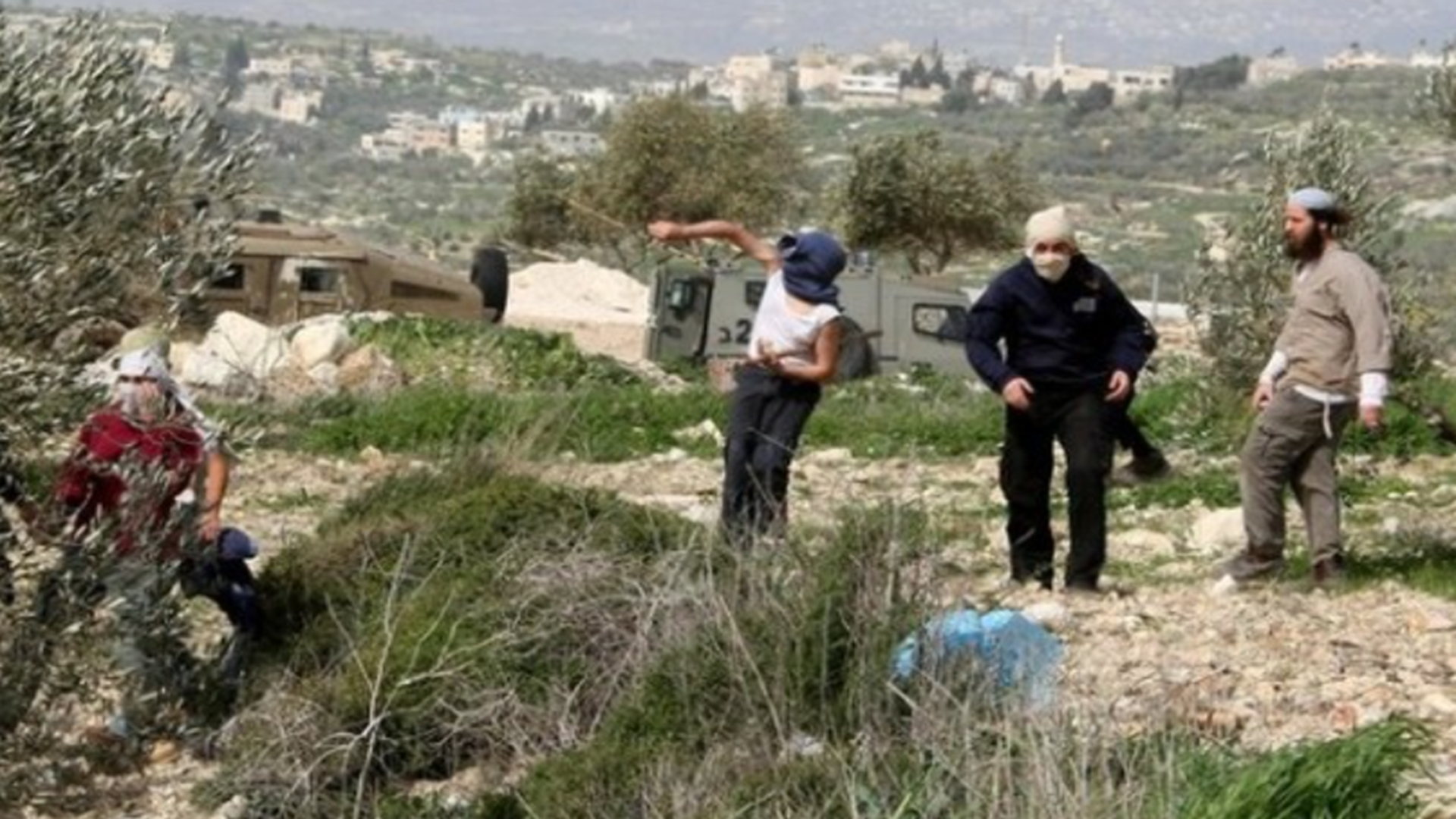 أربع إصابات إحداها حرجة في هجوم مستوطنين وجيش الإحتلال على قرية مخماس شمال شرق القدس