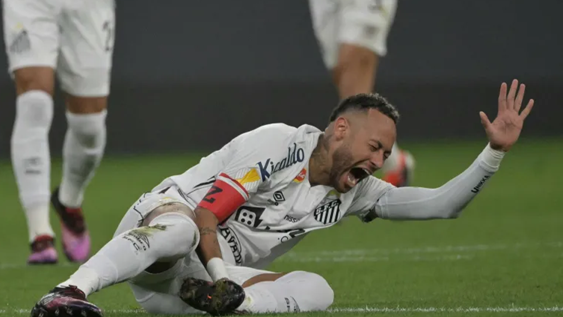 إصابة تبعد نيمار عن مباراة سانتوس وتقلق عودته لمنتخب البرازيل