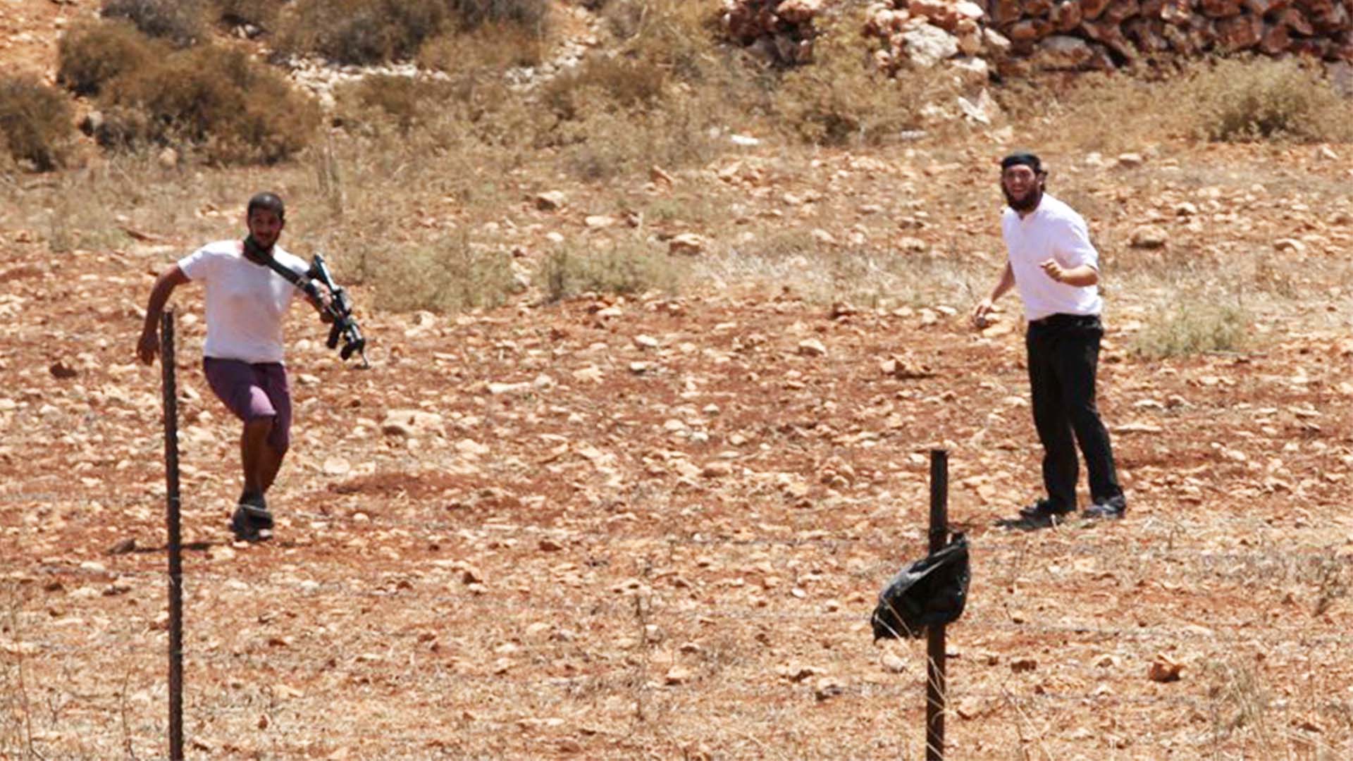 مستعمرون يُسيّجون أراضي زراعية في المغير بحماية قوات الاحتلال شمال شرق رام الله